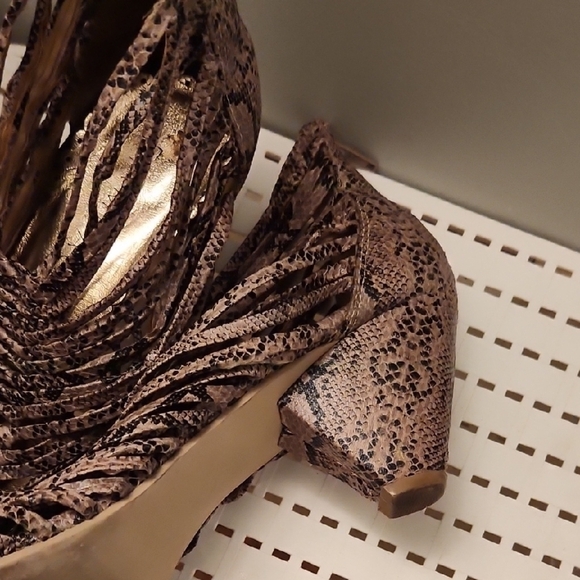 Rampage Stylish Tan and Black Women's Snakeskin Wedge Shoes - Picture 3 of 4